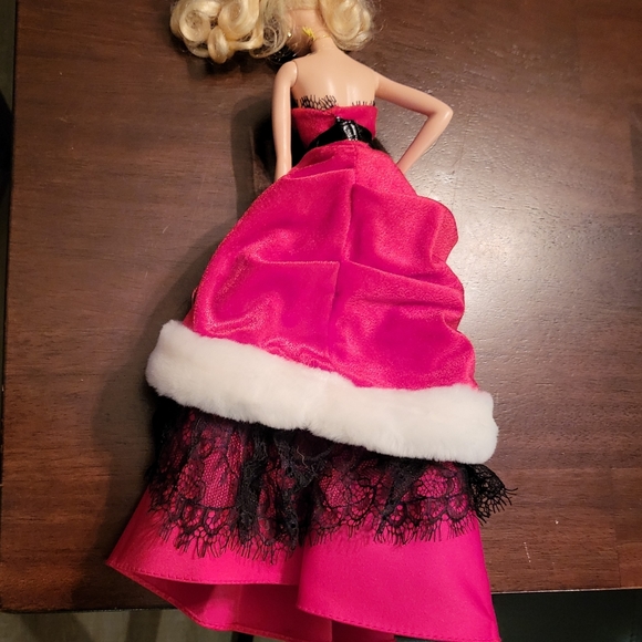 2007 Christmas Barbie - Picture 2 of 4